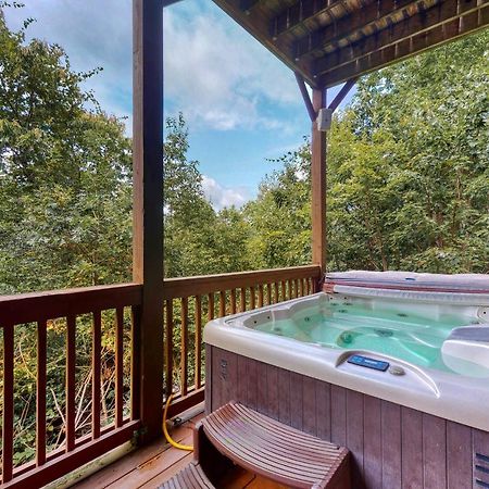 Red Roof Retreat Villa Cleveland Exterior photo